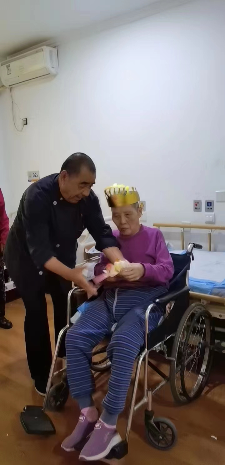 看丹老年公寓：为老人庆生